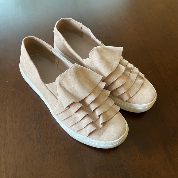 Liz Claiborne pink ruffly suede like tennis shoes size 7.5 - Picture 2 of 7